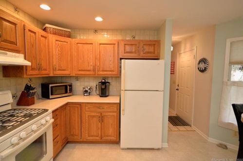 20 Kensington Rd, Upper Stepney, CT 06468-2859