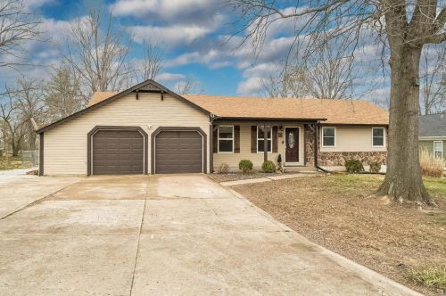 2 Maple Dr, Pendleton, MO 63383-2900