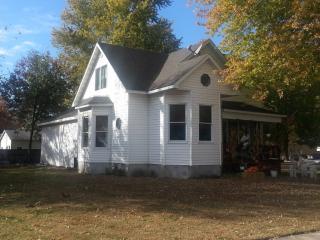 120 9th St, Auburn, IL 62615-1354