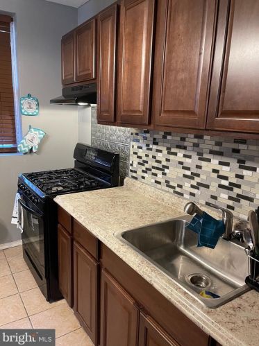 5820 Carpenter St, Philadelphia PA 19143-3010 exterior