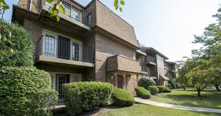 875 Pacific Ave, Hoffman Estates IL  60169-4710 exterior