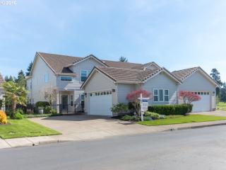 220 Magnolia Dr, Walker, OR 97426-9433