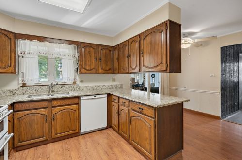 6806 Quincy St, Willowbrook IL  60527-5363 exterior