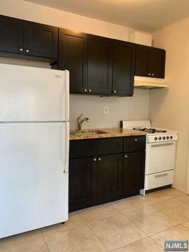 385 Kamena St, Fairview, NJ 07022-1725