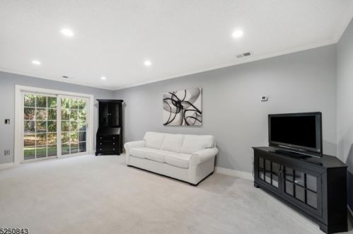 10 Gerald Ct, Lebanon, NJ 08833-2108