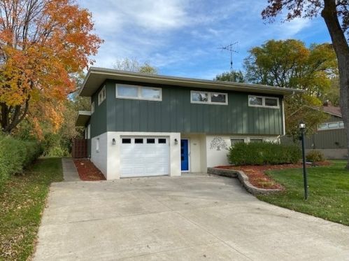 909 Laurel Ave, Bull Valley, IL 60098-4026