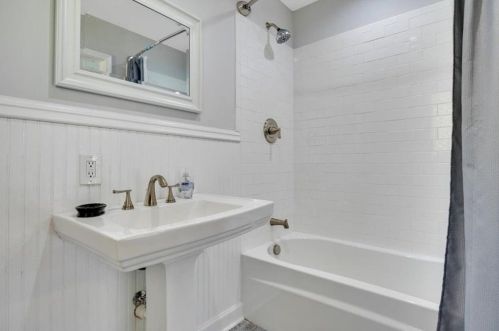 1320 Heatherland Dr, Atlanta GA  30331-7406 exterior