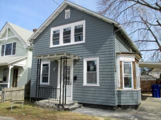 154 Willow St, East Providence, RI 02915-5619