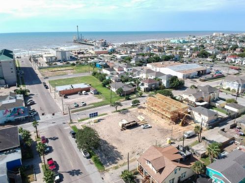 2302 Bernardo De Galvez Ave, Galveston, TX 77550-7992