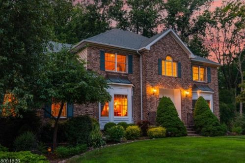 39 Arnold Dr, Dover, NJ 07869-3304