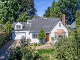 8127 Burlingame Ave, Portland OR  97219-4448 exterior