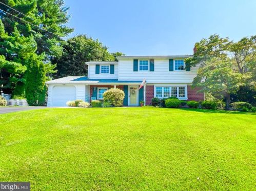 70 Christopher Dr, Southampton, PA 18966-2015