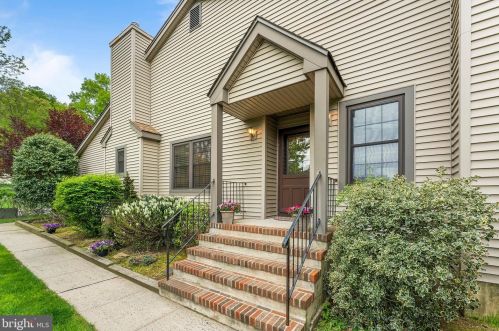 21 Manor Dr, Princeton, NJ 08540-1629