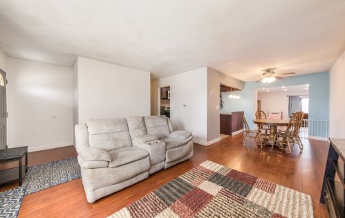 6910 Valley View Rd, Hanover Park, IL 60133-3724