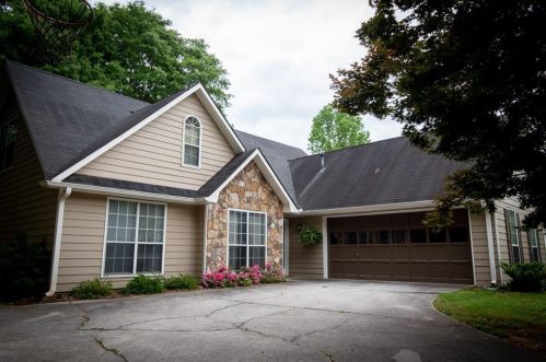 35 Manor Oak Ln, Porterdale, GA 30014-1978