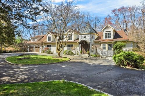 17 Carrington Dr, Greenwich CT  06831-3119 exterior