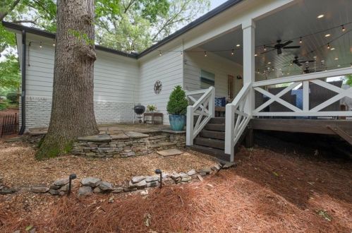 4800 Huntley Dr, Atlanta GA  30342-2732 exterior