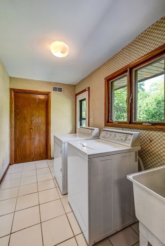 6520 Chaucer Rd, Willowbrook IL  60527-5405 exterior