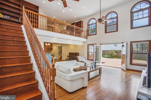 2114 Great Falls St, Falls Church, VA 22043-1627