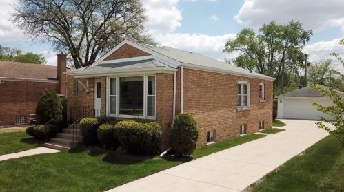 8939 Monroe Ave, Brookfield, IL 60513-1447
