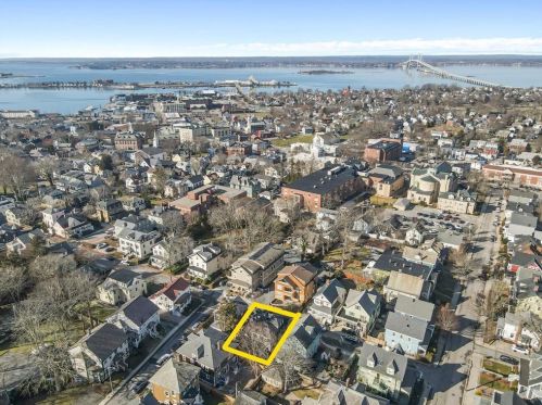 35 Mount Vernon St, Middletown, RI 02840-2758