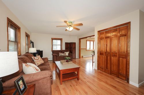 16 10th St, Kingston, NH 03848-3717