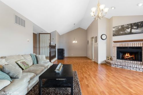 7236 Cottonwood Ct, Willowbrook, IL 60527-7536