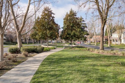 1902 Fairway Oaks Dr, Ripon, CA 95366-9359