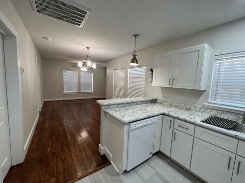 624 Magnolia St, Angleton TX  77515-5806 exterior