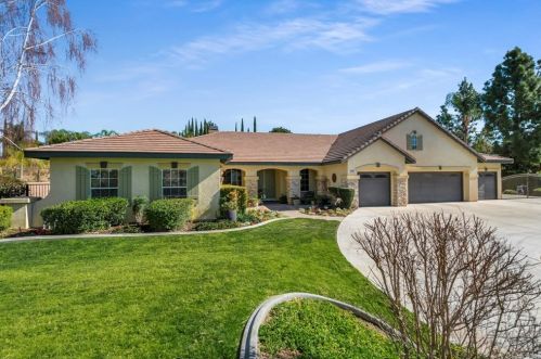 7470 Chateau Rdg Ln, Riverside CA  92506-7542 exterior