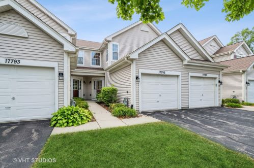 17795 Salisbury Dr, Gurnee, IL 60031-5202