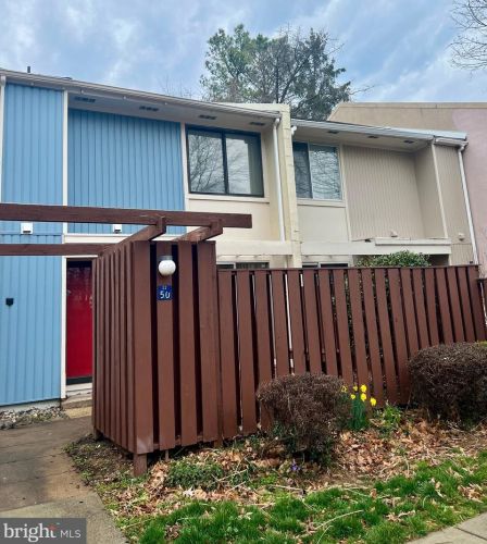 2250 Southgate Sq, Herndon VA  20191-1230 exterior