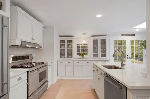 1 Mckendry Ct, Norwalk CT  06853-1018 exterior
