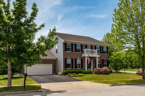 1472 Greystone Dr, Gurnee, IL 60031-9124