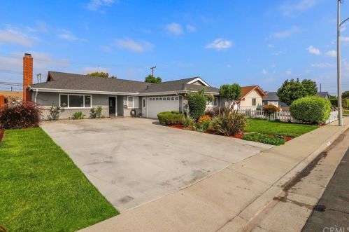 17121 Hague Ln, Huntington Beach, CA 92647-6011