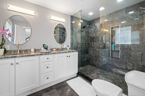2 Sea Breeze Ave, Niantic CT  06357-3415 exterior