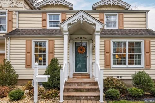 100 Delmar Ave, Cresskill, NJ 07626-1504