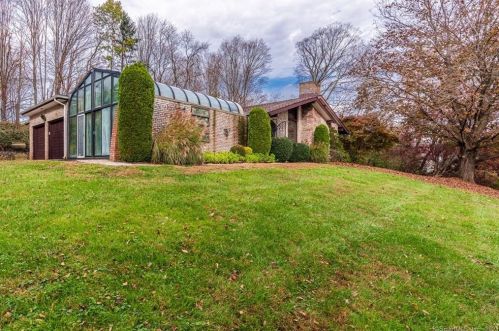 3 Squire Ln, Huntington, CT 06484-2728
