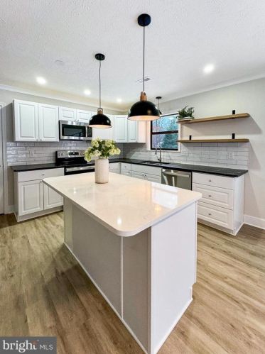 96 Northwood Cir, Cross Junction, VA 22625-2528