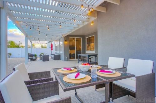 5057 Bella Collina St, Oceanside CA  92056-1924 exterior