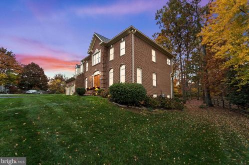 11194 Longwood Grove Dr, Herndon, VA 20194-1300