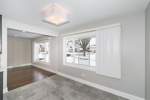 301 Denver Dr, Des Plaines, IL 60018-1104