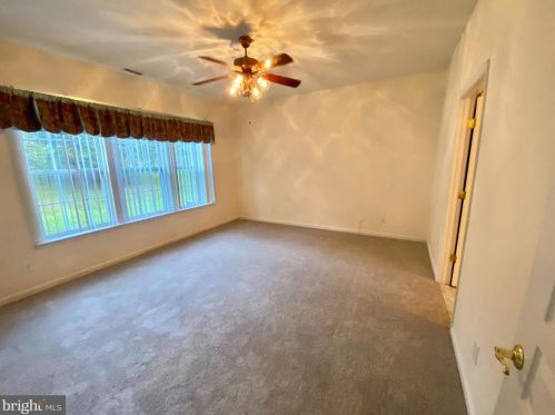 137 Sparrow Dr, Trenton NJ 08690-2464 exterior