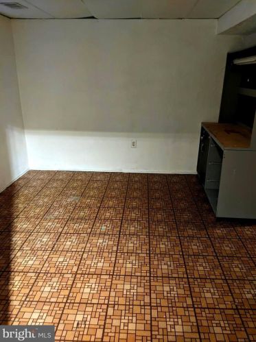 8069 Powderbrook Ln, Springfield VA  22153-2927 exterior