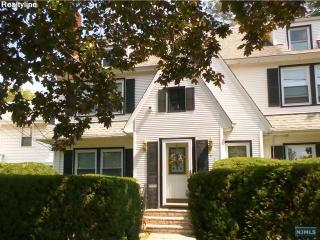 979 Queen Anne Rd, Teaneck, NJ 07666-4719