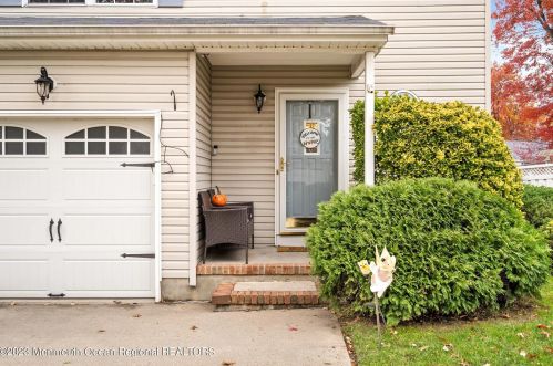 125 Shoreland Ter, Middletown NJ  07748-6212 exterior