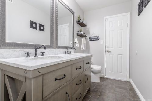 2418 Royal Ave, Simi Valley CA 93065-4759 exterior