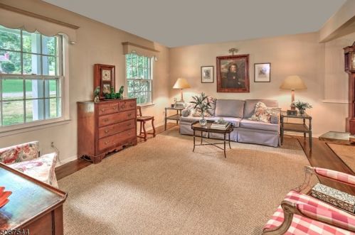 32 Forest Dr, Stirling, NJ 07980-1002