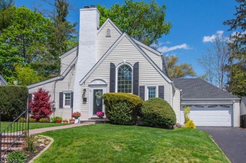 33 Fairway Dr, Town Center, NJ 07052-4801