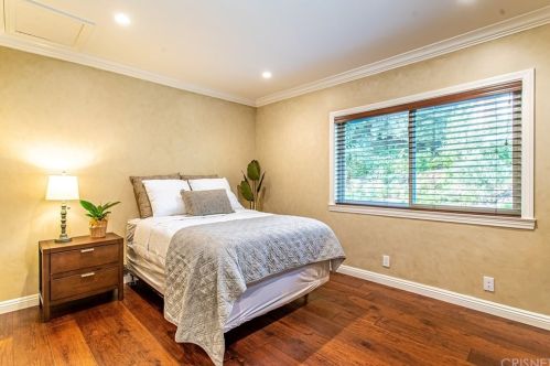 2010 Buckingham Pl, Glendale CA  91206-1401 exterior